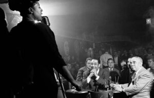 Photo: Herman Leonard Ella Fitzgerald. https://www.ledevoir.com/culture/actualites-culturelles/294476/l-ere-du-jazz-vue-par-herman-leonard