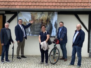 v.l.n.r.: Gemeinderat Albert Welz, Michael Donth MdB, Gemeinderätin Karin Theis, Gemeinderat Eckart Ruopp, Ortsvorsteher Günter Hau vor den Bannern der 1. Welle an der Festkelter in Metzingen-Neuhausen (c) 2021 Walther