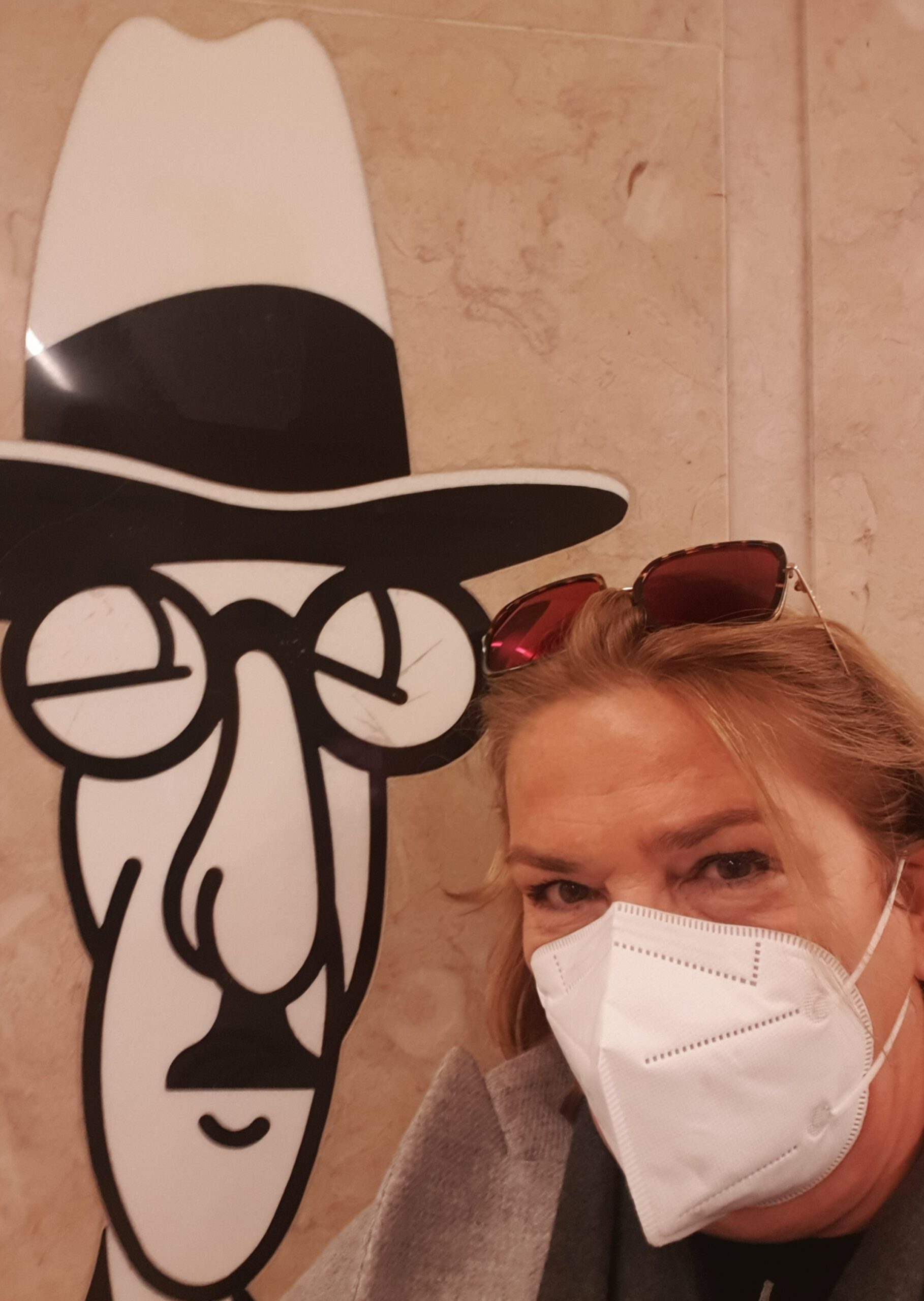 Fernando Pessoa Karrikatur mit Autorin - Pandemie-Selfie